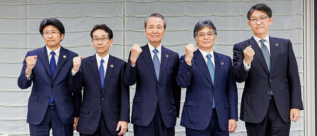 総会後の記者会見（会長と新副会長）